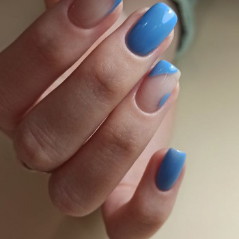 блакитний манікюр