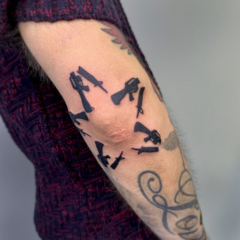 Тату пістолет на лікті автомат, фото - Тату майстер Сергій Прокоф'єв