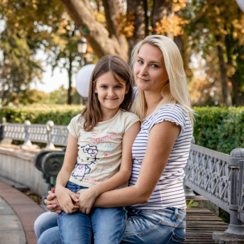 фотосесія мама донька, фотосесія на лавці