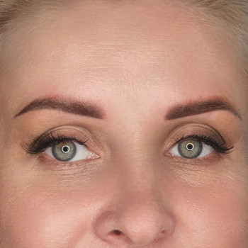 Оновлення татуажу брів