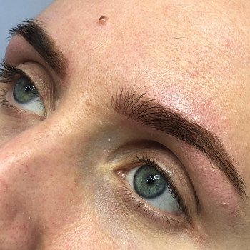 Фарбування брів