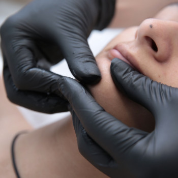 Комбінованна чистка обличчя
                    Салон красоты En Ajoure Киев