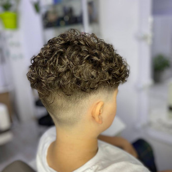 Завивка волосся для чоловіків
                    Салон красоты En Ajoure Киев