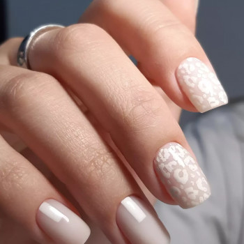 Матовый маникюр молочный с принтами, фото - Мастер маникюра Елена Герасимчук