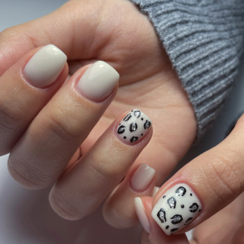 Молочный маникюр с принтами дизайном, фото - Мастер маникюра Анна Анна