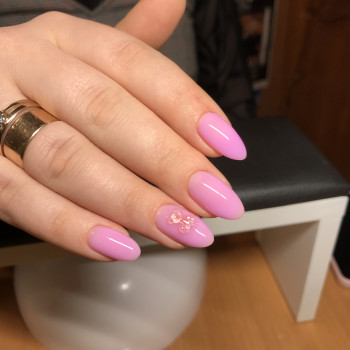 Рожевий манікюр з акцентом на один ніготь, фото - Майстер манікюру Марина Пешкова
