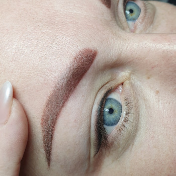 Розташована стрілка.Пудрові брови