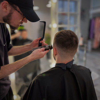 чоловіча стрижка, барбершоп