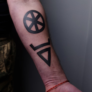 Тату для хлопців на передпліччі знак, фото - Тату салон VeAn Tattoo Boryspil