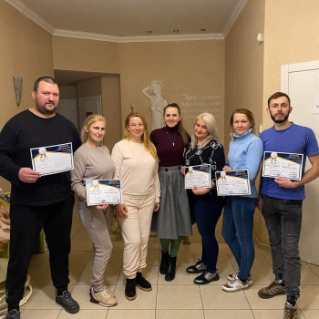 Випускники курсів масажу.