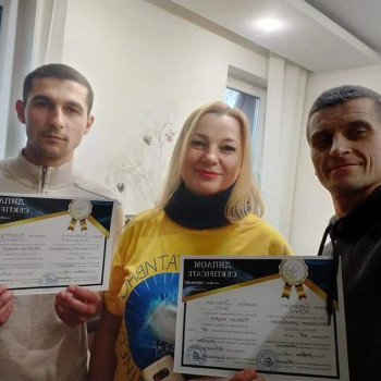 Випускники курсів масажу.