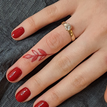 Тату для дівчат на пальцях гілка, фото - Майстер перманентного макіяжу Наталія Сімчук