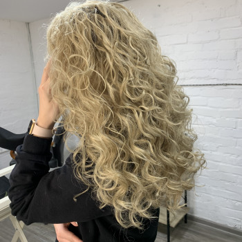 Нарощування волосся
                    Майстер з нарощування волосся Елена Київ