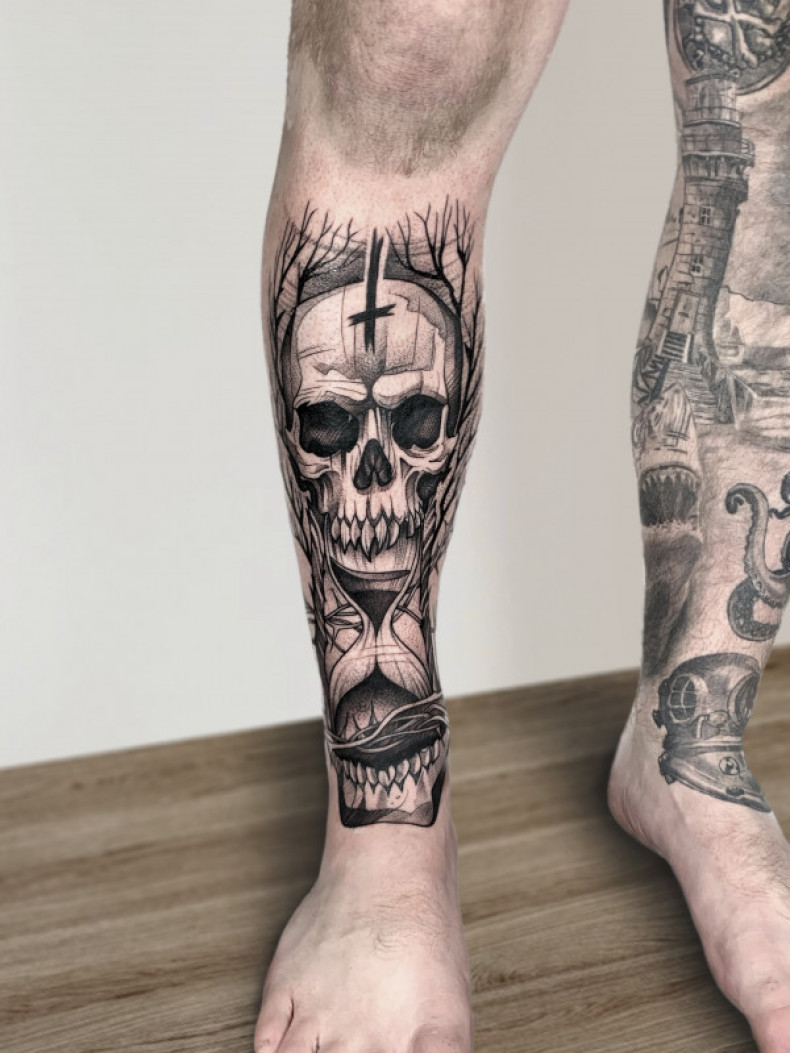 Мужские на ноге череп, фото - Тату салон Heathen Tattoo