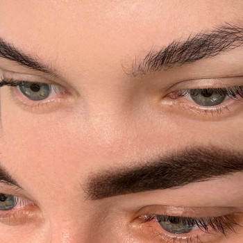 Перманентний макіяж брів у пудровій техніці