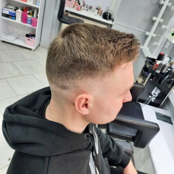 Чоловіча дитяча стрижка мужская стрижка
                    Салон краси LASH&BEAUTY STUDIO Олександрія