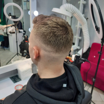 Чоловіча дитяча стрижка мужская стрижка
                    Салон краси LASH&BEAUTY STUDIO Олександрія
