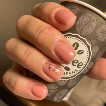 Маникюр на короткие ногти бежевый с акцентом один ноготь, фото -  