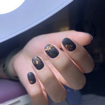 Черный маникюр матовый с золотом, фото - Мастер маникюра Альонка Панасенко