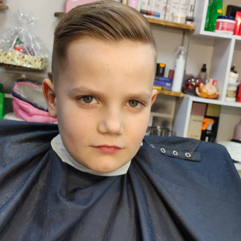 Женская стрижка волос у профессиональных мастеров
                    Салон красоты Апраксина Борисполь