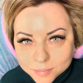 Нарощування вій
                    Салон красоты Вуаля Вышгород