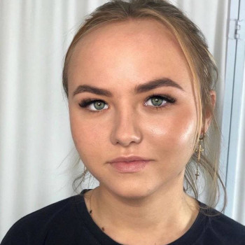 Нарощування вій
                    Салон красоты Вуаля Вышгород