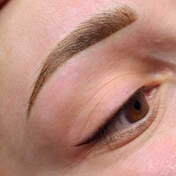 Пудрове напилення брів та стрілочки з розтушовкою