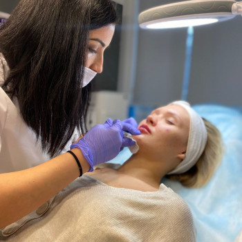 Робота над корегуванням підборіддя., фото - салон краси Linessa Beauty Salon