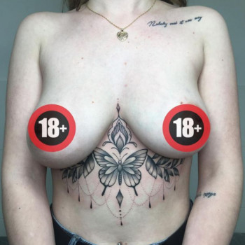 Тату под грудью
