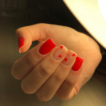 Покриття гель-лаком
                    Мастер маникюра Олександра Коростышев