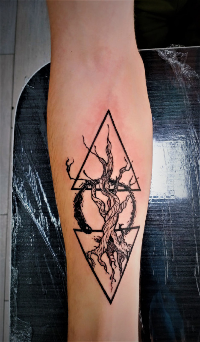 Мужские на предплечье черно-белые, фото - Тату салон Alpha Tattoo Studio