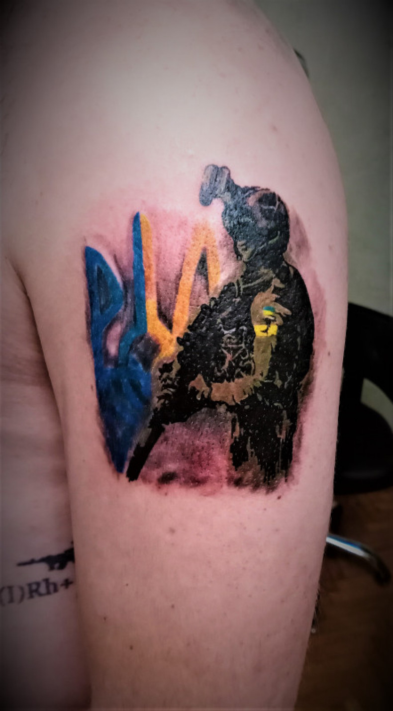 Мужские на плече цветные, фото - Тату салон Alpha Tattoo Studio