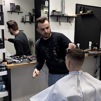 Виконання старшого майстра стрижки «кроп@