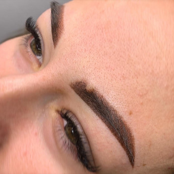 Перманентний макіяж брів зразу після процедури✨