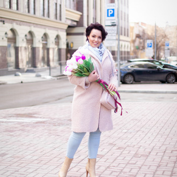 фотосесія з букетом, весняна фотосесія, вулична фотосесія, фотосесія у пальто