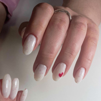 Молочный маникюр с сердечками сердечки, фото - мастер маникюра Юлия Мацун