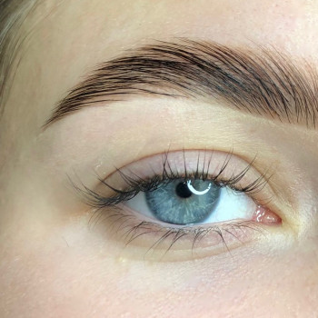 Ламінування та фарбування неслухняних вій