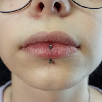 Пірсинг "vertical labret"
                    Мастер по пирсингу Сергій Киев