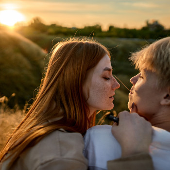 Фотосесія пари лав сторі на заході сонця, фото -  