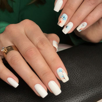 Белый маникюр с рисунком цветами, фото - Мастер маникюра Марина Пешкова