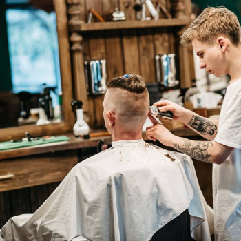 Стрижка Топ Кнот
                    Барбершоп FRISOR | Палац спорту Київ