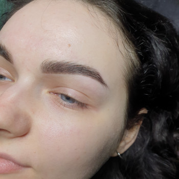 Корекція та фарбування брів