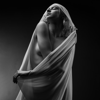 Фотосессия ню в простыне на черном фоне, фото - Фотограф Глеб Мунтян