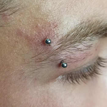 Пірсинг брови (вертикальний)
                    Майстер з пірсингу Сергій Київ