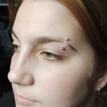 Пірсинг брови (вертикальний)
                    Майстер з пірсингу Сергій Київ