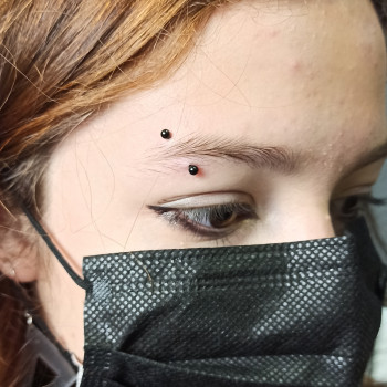 Пірсинг брови (вертикальний)
                    Майстер з пірсингу Сергій Київ