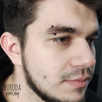 Пірсинг брови (вертикальний)
                    Майстер з пірсингу Сергій Київ