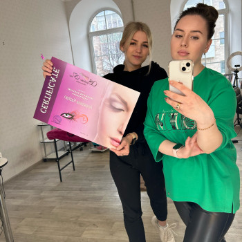 Підвищення кваліфікації з нарощування вій
     