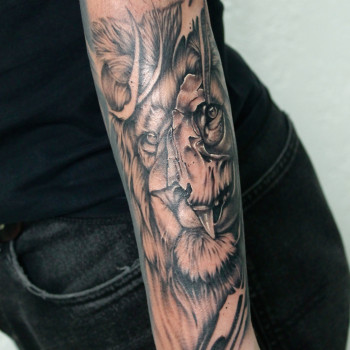 Тату лев чекано