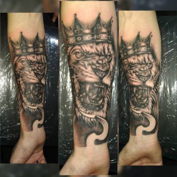 Лев в короне тату чекано